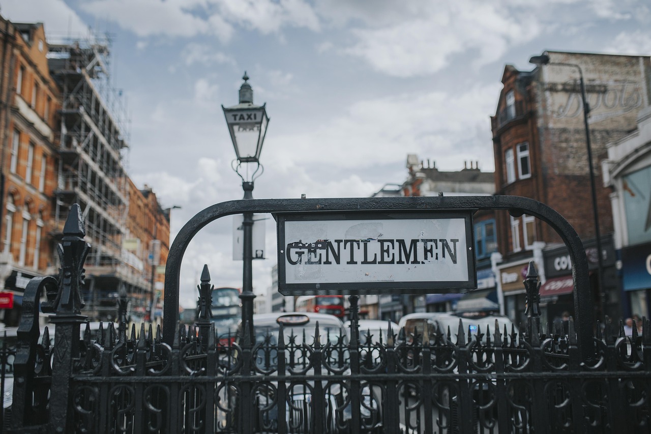 Gentlemen, signage, london — Coronavirus disease 2019